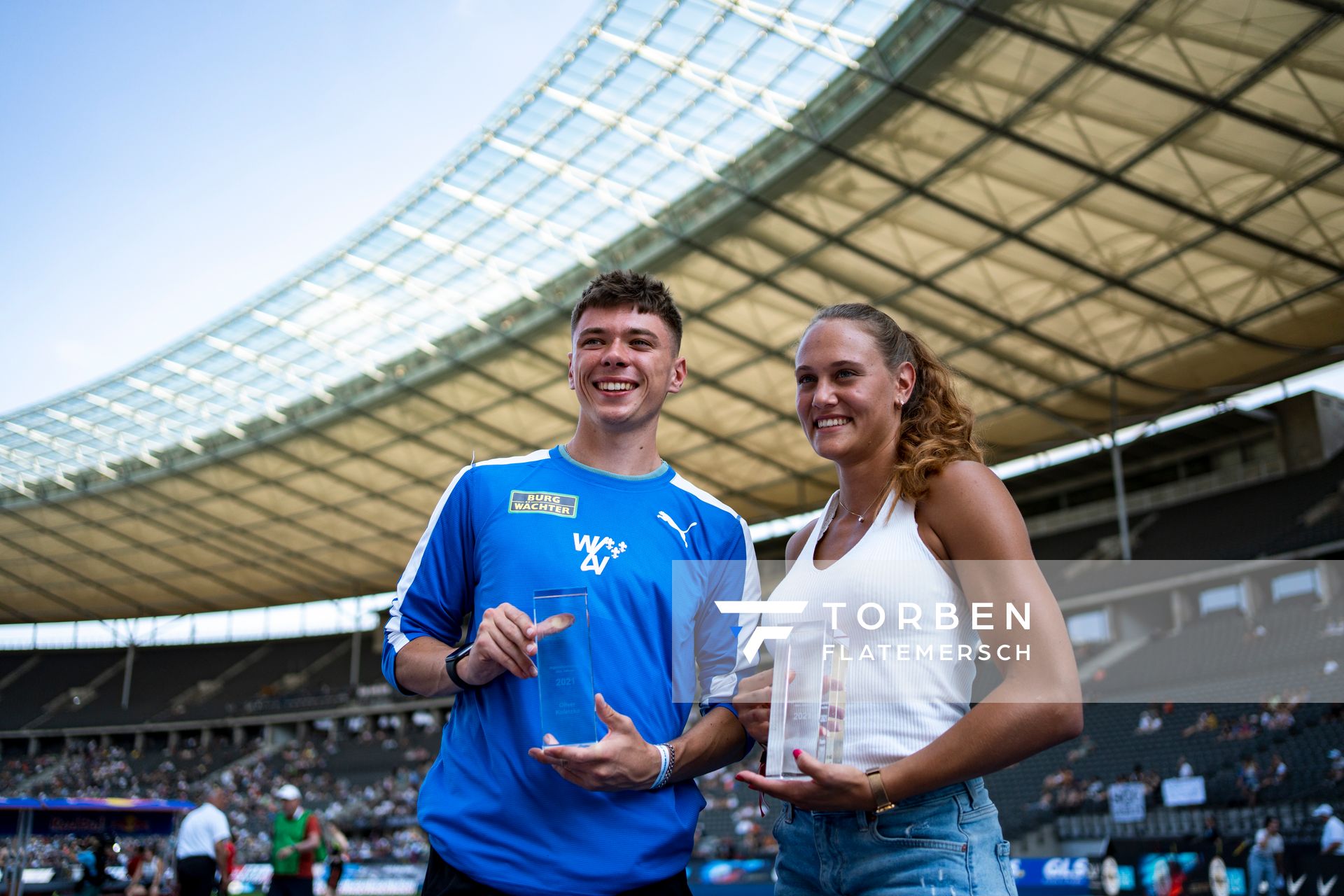 Oliver Koletzko (Wiesbadener LV) und Sarah Vogel (LG Seligenstadt) wurden zur Jugendsportler des Jahres 2021 gewaehlt und waehrend der deutschen Leichtathletik-Meisterschaften im Olympiastadion am 26.06.2022 in Berlin geehrt